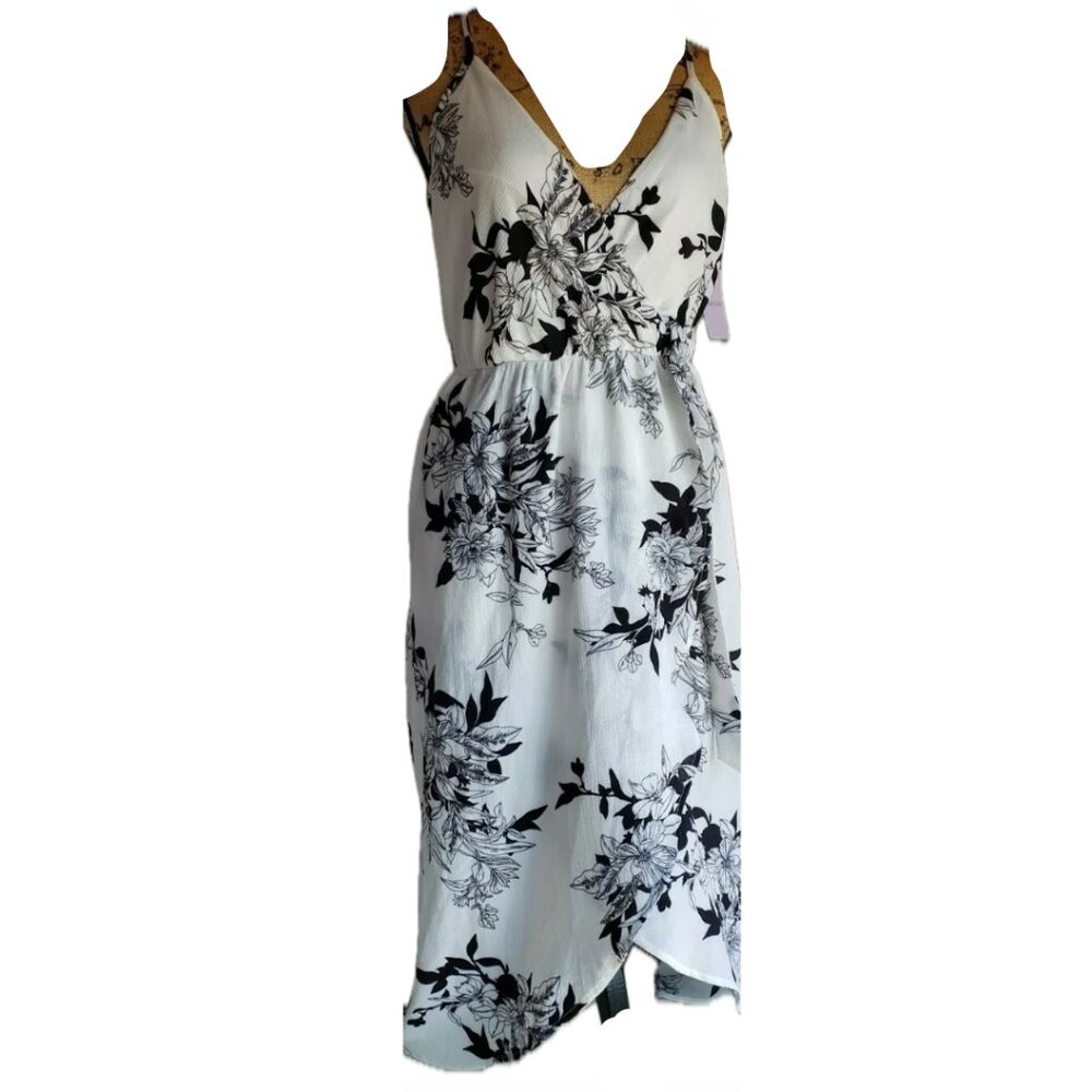 Elegant flattering white dress w/ black flowers for summer or bride/bridal 🤩